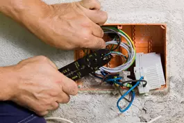 "לביצוע עבודות קטנות, אם החשמל בבית שלנו הוא חד פאזי, אפשר גם להסתפק בחשמלאי מעשי"